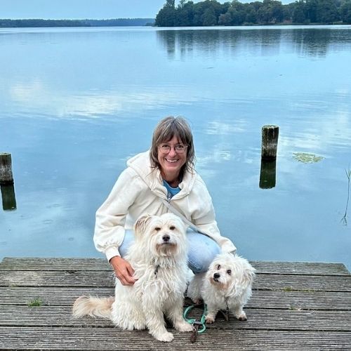 Verbindung zwischen Mensch und Tier in ruhiger Natur