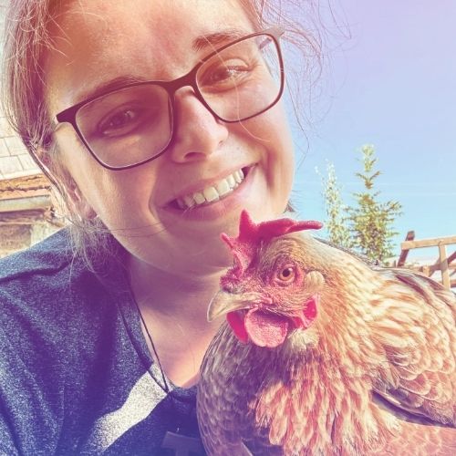 Jenny Gassner mit einem Huhn auf ihrem Gnadenhof Leben in Fülle