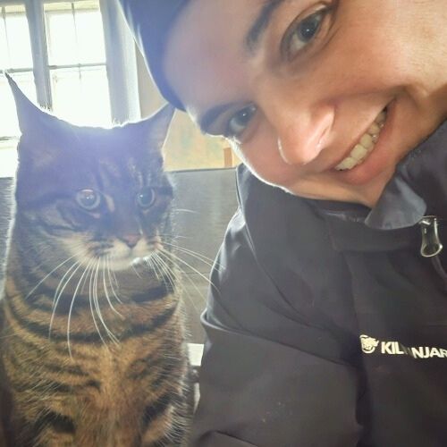 Jenny Gassner mit Katze Kuni auf ihrem Gnadenhof, ruhiger Moment zwischen Mensch und traumatisierter Katze